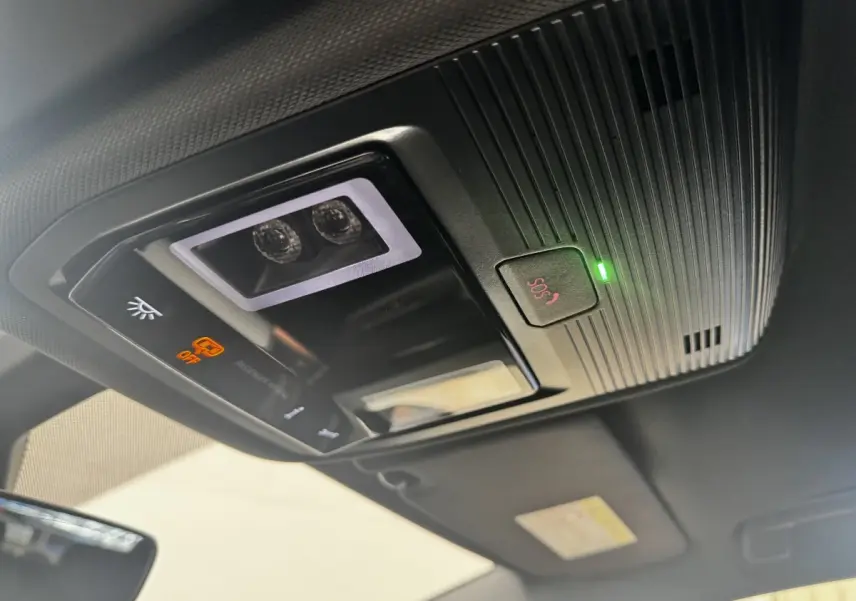 Vue intérieure en gros plan du plafonnier noir avec bouton SOS et éclairage, dans une CUPRA Born gris foncé 2023.