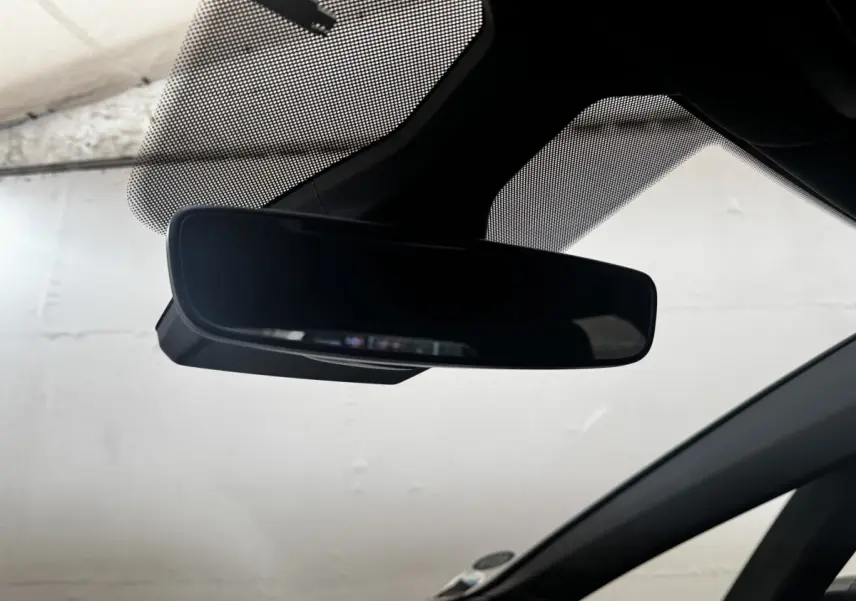 Rétroviseur intérieur noir de la CUPRA BORN 230ch 2023, vue rapprochée depuis l'habitacle côté conducteur.