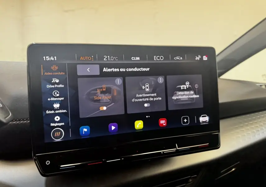 Écran tactile central de la CUPRA BORN 230ch gris foncé, affichant les alertes au conducteur en intérieur.