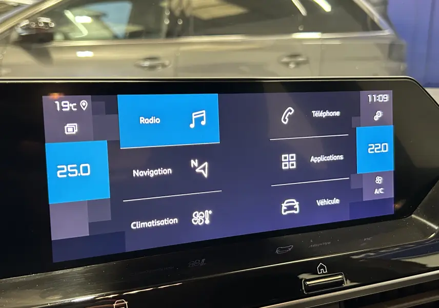 Écran tactile central de la Citroën C4 PureTech 100 Feel 2021 affichant les options radio, navigation et climatisation.