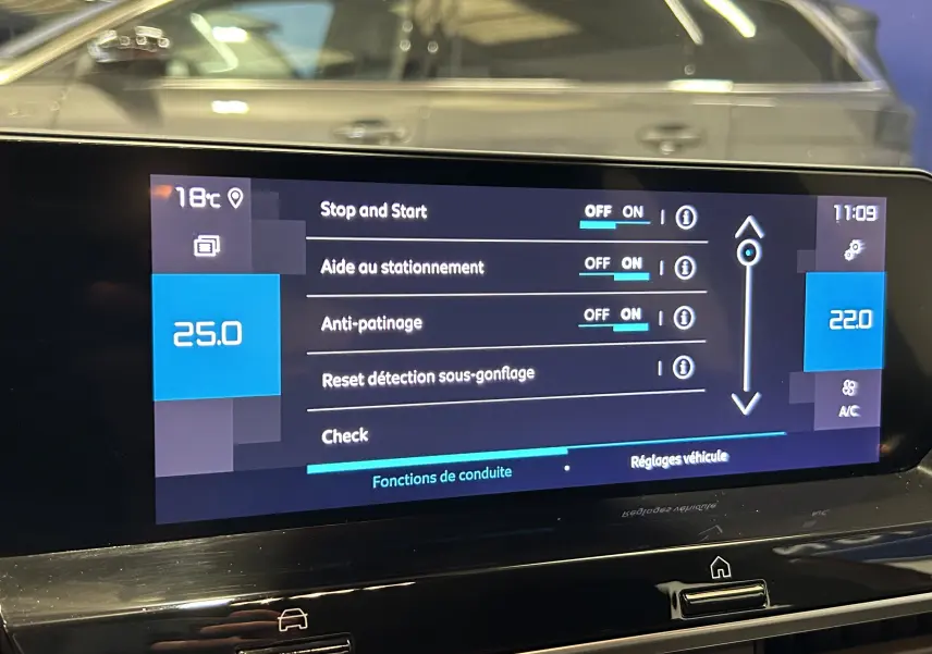 Écran tactile du tableau de bord de la Citroën C4 PureTech 100 Feel affichant les aides à la conduite et la climatisation.