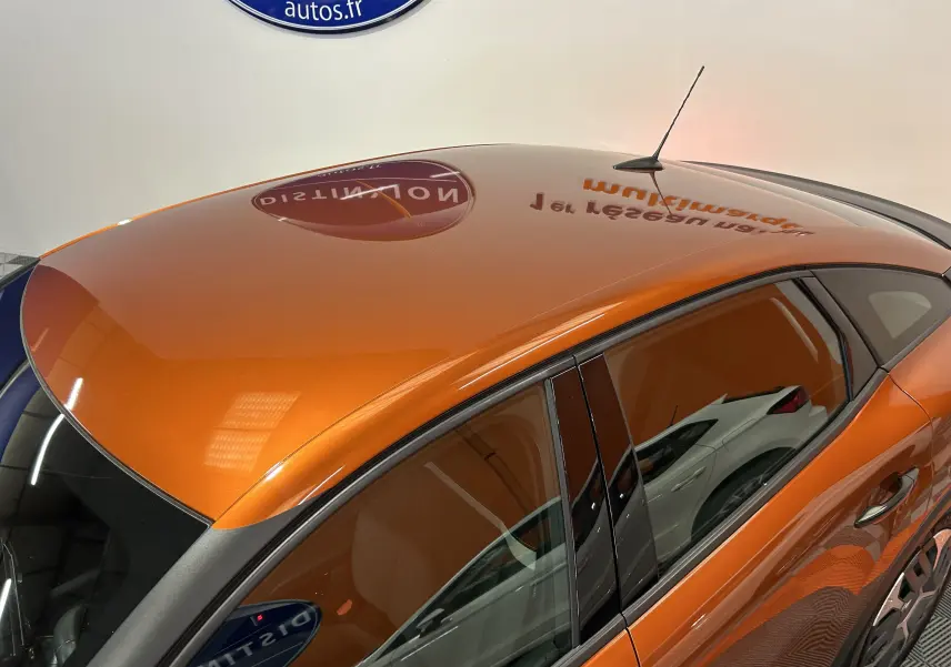 Vue plongeante côté gauche sur une Citroën C4 orange métallisé 2021 avec antenne et vitres teintées.
