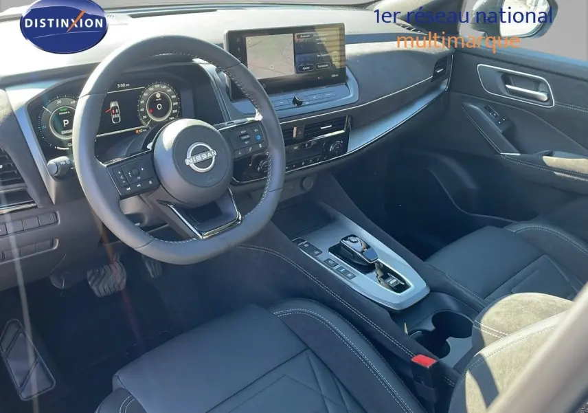 Intérieur du Nissan Qashqai 2025 vu côté conducteur, avec tableau de bord numérique et console centrale moderne en cuir noir.