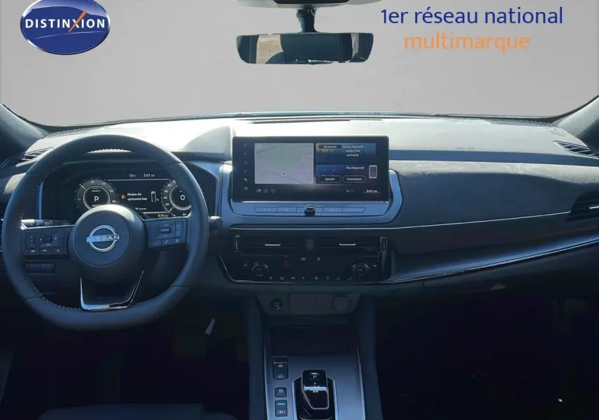 Intérieur du Nissan Qashqai 2025, vue de face sur le tableau de bord moderne avec écran tactile et volant multifonction.