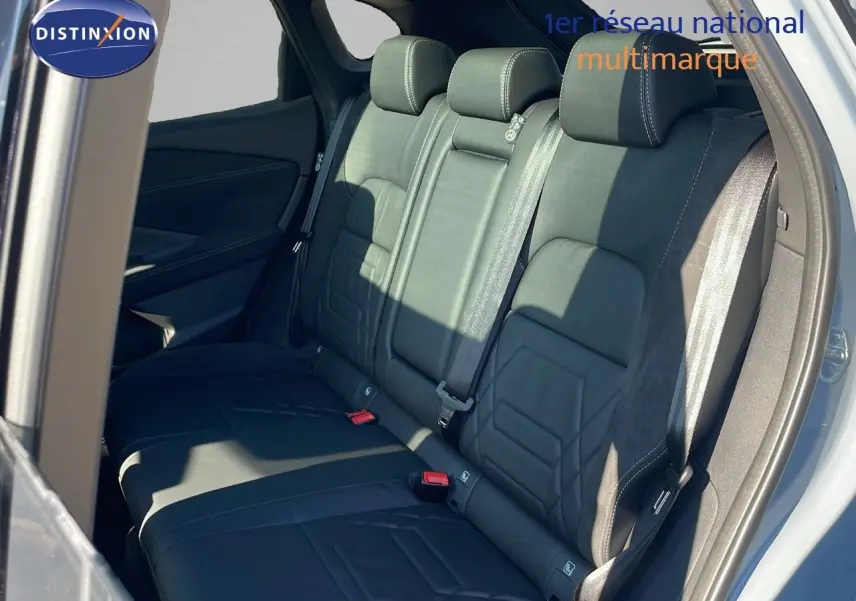 Vue latérale des sièges arrière en cuir noir du Nissan Qashqai 2025, finition N-Design, avec ceinture de sécurité visible.