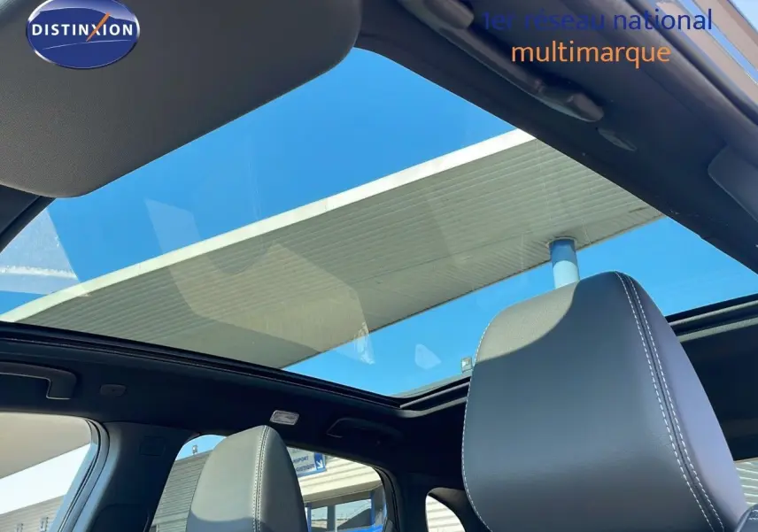 Vue intérieure du toit ouvrant panoramique et des sièges en cuir noir du Nissan Qashqai 2025 gris céramique.