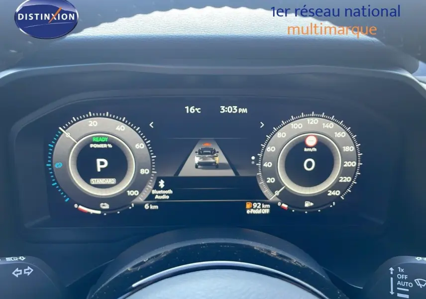 Tableau de bord numérique du Nissan Qashqai 2025 affichant la vitesse, la température et l'autonomie en mode hybride.