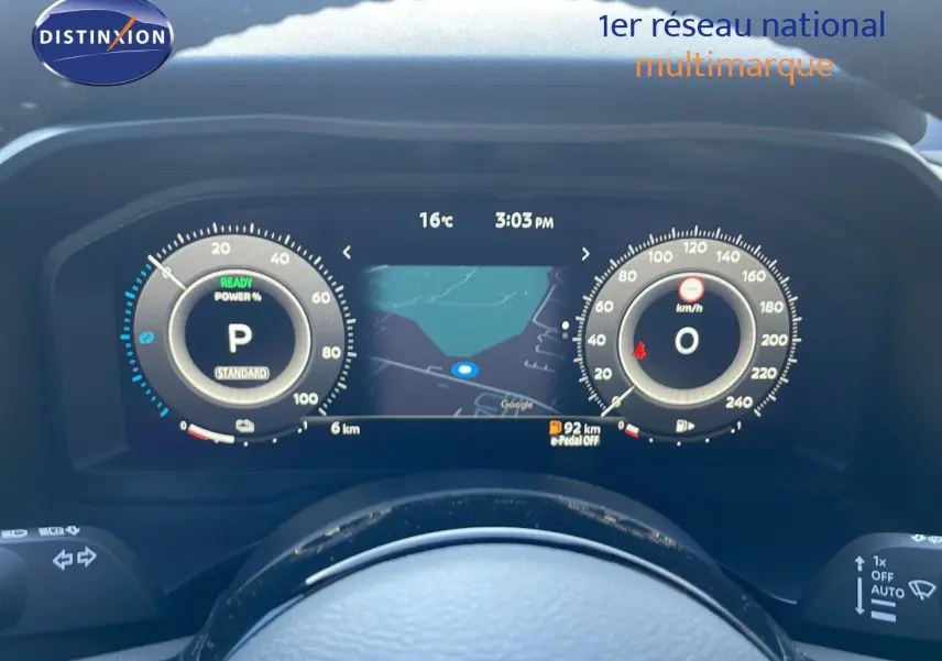 Vue rapprochée du tableau de bord numérique du Nissan Qashqai gris céramique avec affichage de navigation et compteurs digitaux.