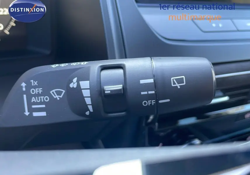 Gros plan sur la commande d'essuie-glace du Nissan Qashqai 2025, finition gris céramique métal toit noir.