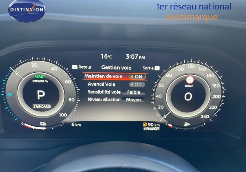 Tableau de bord numérique du Nissan Qashqai 2025 affichant la gestion de voie et les compteurs de vitesse et puissance.