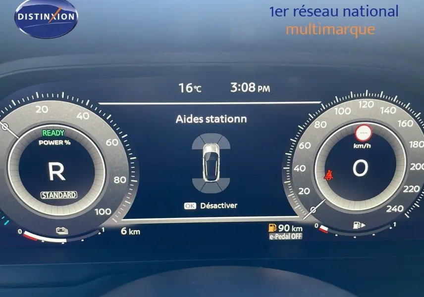 Tableau de bord numérique du Nissan Qashqai 2025 affichant l'aide au stationnement et la vitesse à zéro km/h.