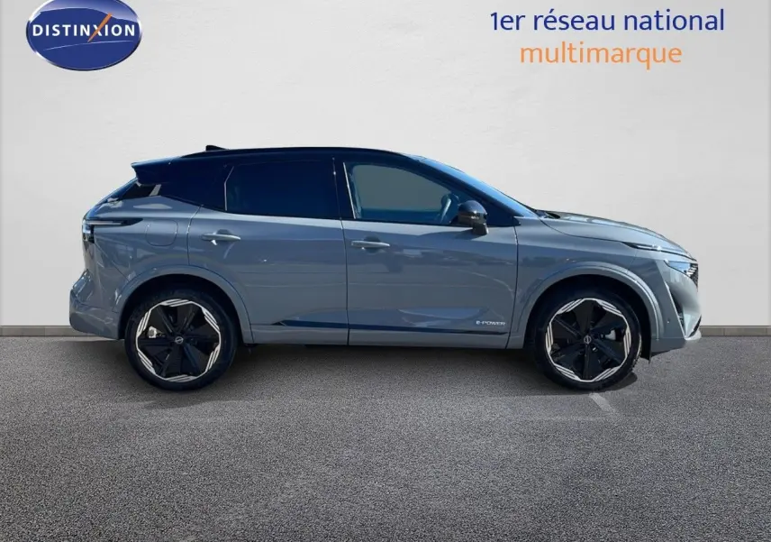 Profil droit du Nissan Qashqai 2025 gris céramique métal avec toit noir et jantes noires distinctives.