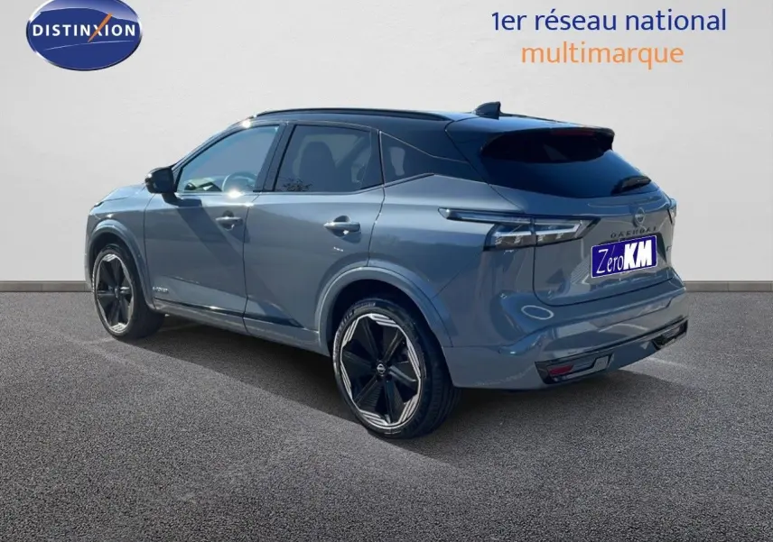 Nissan Qashqai 2025 gris céramique avec toit noir, vue 3/4 arrière côté gauche, roues noires distinctives.
