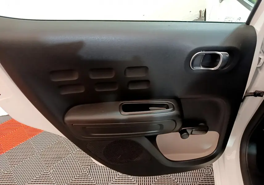 Vue rapprochée de la porte arrière droite noire et blanche d'une Citroën C3 PureTech 68 BVM Live 2018.