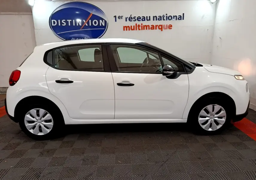 Profil côté gauche d'une Citroën C3 blanche 2018 PureTech 68 BVM Live, avec jantes acier et rétroviseurs noirs.