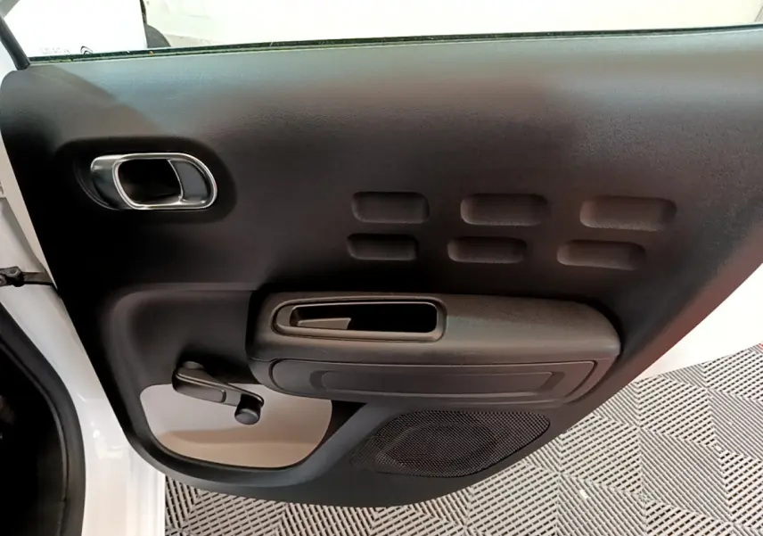 Vue rapprochée de la porte arrière gauche noire et blanche du Citroën C3 PureTech 68 BVM Live 2018.