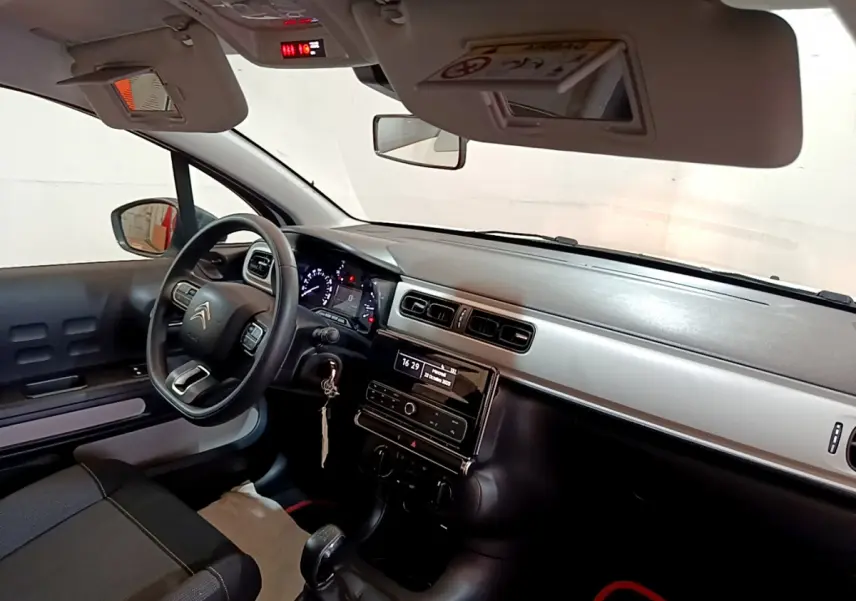 Intérieur de la Citroën C3 2018 en vue côté conducteur, tableau de bord noir et gris avec volant multifonction.