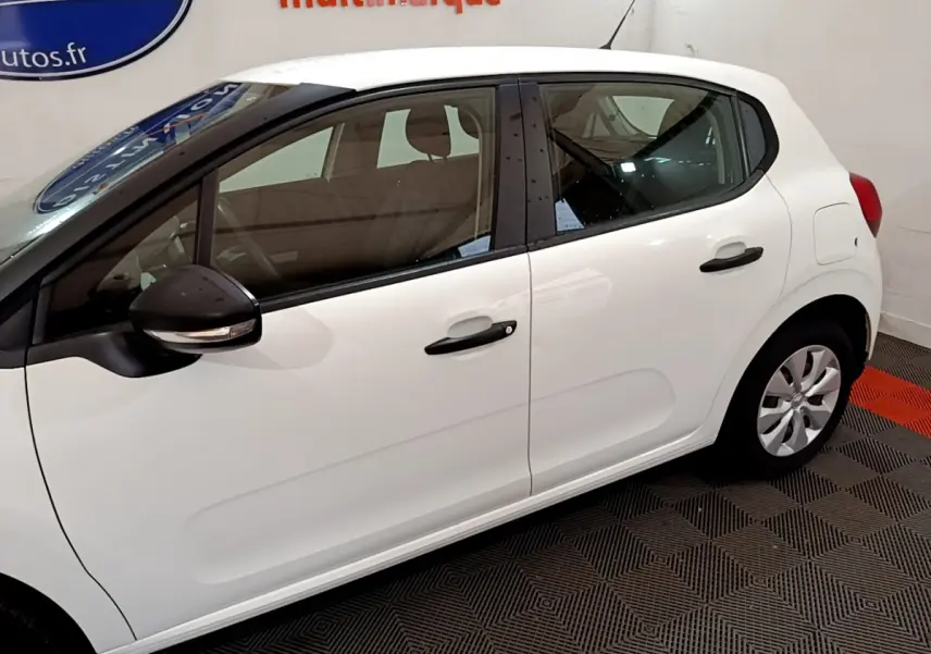 Profil côté gauche d'une Citroën C3 blanche 2018 PureTech 68 BVM Live avec poignées et rétroviseur noirs.