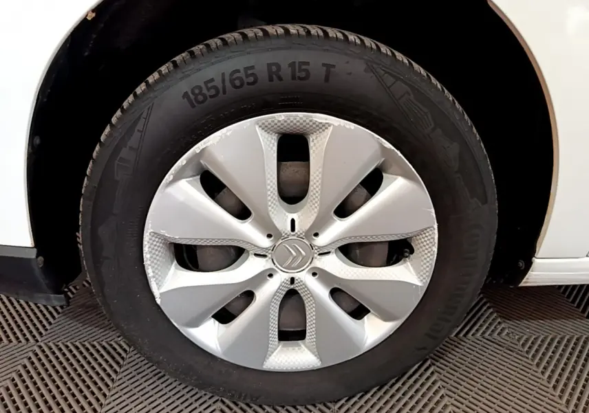 Gros plan sur la roue avant droite d'une Citroën C3 blanche de 2018, mettant en valeur la jante et le pneu Continental.