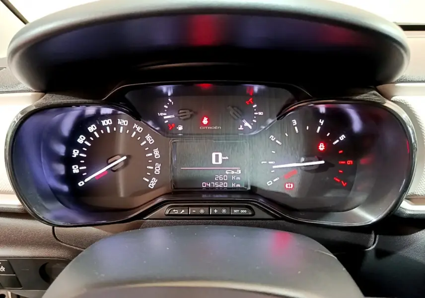 Vue rapprochée du tableau de bord de la Citroën C3 PureTech 68 BVM Live, affichant le compteur et les voyants allumés.