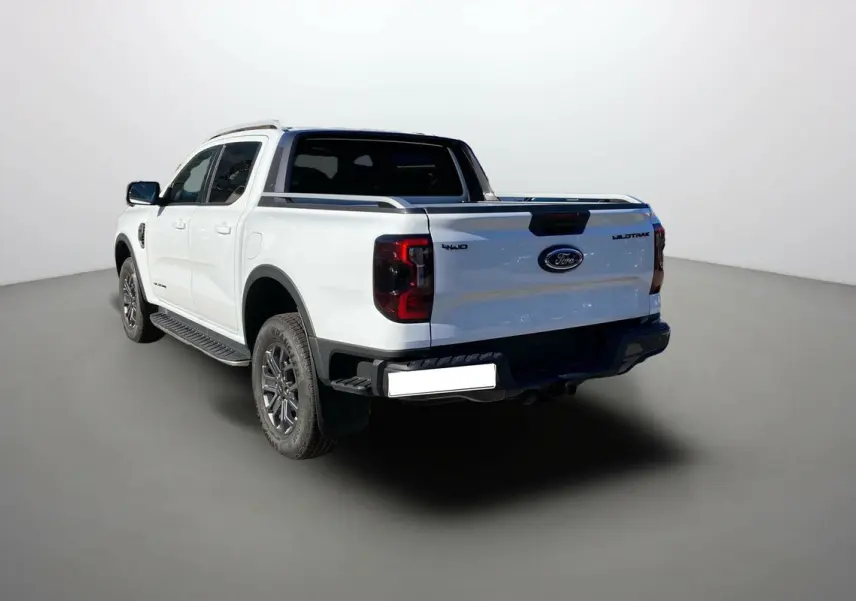 Ford Ranger 2025 blanc glacier vu 3/4 arrière droit avec arceau sport et jantes alu 18 pouces.