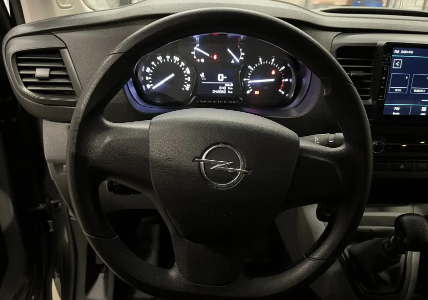 Vue intérieure centrée sur le volant noir d’Opel Vivaro XL 2023 avec tableau de bord et écran tactile à droite.
