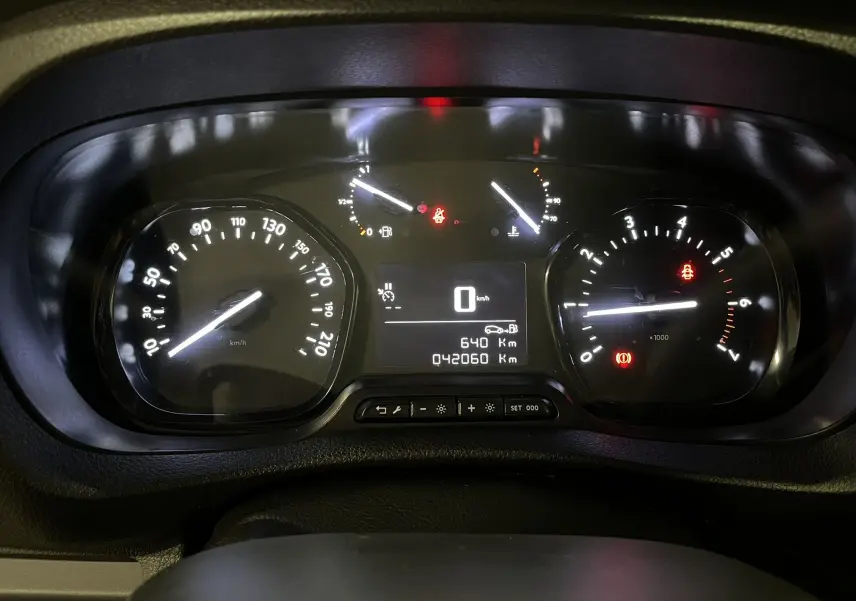 Vue rapprochée du tableau de bord noir de l'Opel Vivaro XL 2023, affichant compteur et témoins lumineux allumés.