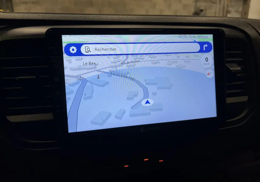 Écran tactile de navigation allumé dans l’habitacle sombre d’un Opel Vivaro cabine approfondie gris 2023.
