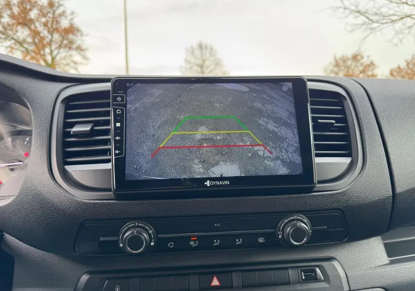 Vue intérieure du tableau de bord de l'Opel Vivaro XL 2023, écran caméra de recul affichant l'arrière au sol.