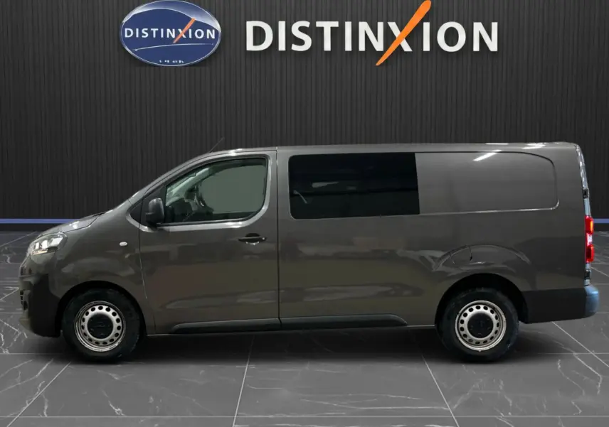 Vue latérale droite d'un Opel Vivaro Cabine Approfondie gris 2023 avec vitres teintées et jantes acier simples.