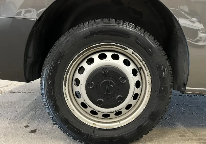 Gros plan sur la roue avant gauche grise d'un Opel Vivaro XL 2023 avec jante acier et pneu Michelin.