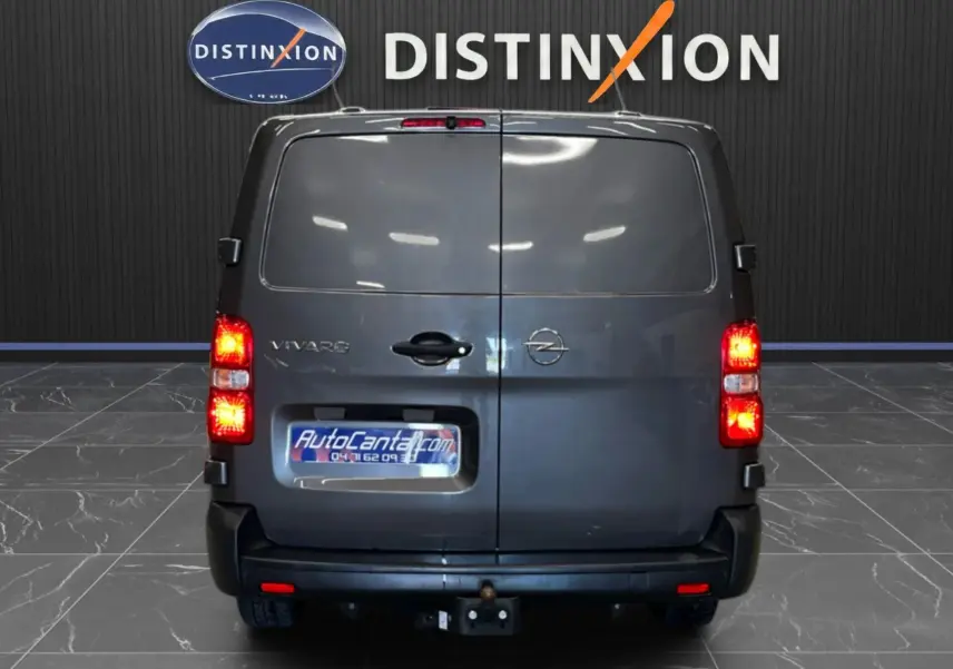 Vue arrière d’un Opel Vivaro cabine approfondie gris 2023 avec portes battantes fermées et feux allumés.