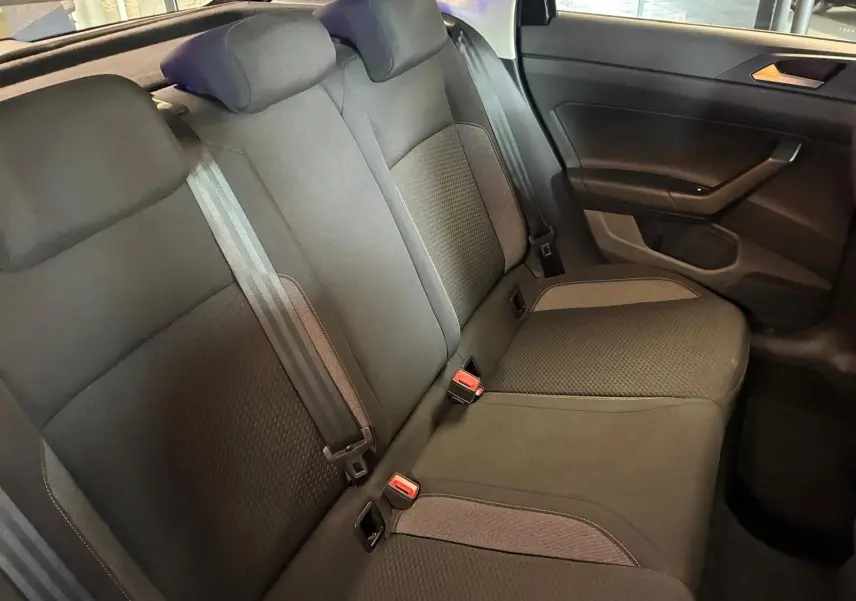 Vue intérieure de la banquette arrière en tissu gris noir de la Volkswagen Polo 1.0 TSI 95 DSG7 Life 2022.
