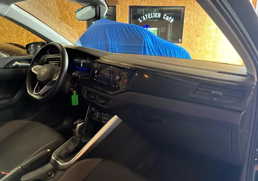 Intérieur noir de Volkswagen Polo 2022, vue côté conducteur montrant tableau de bord et volant multifonctions.