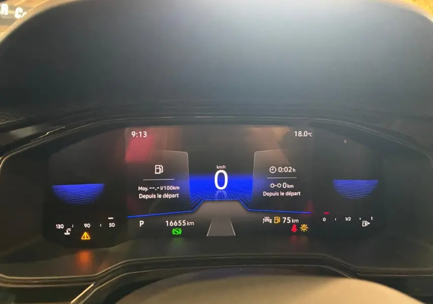 Tableau de bord numérique de Volkswagen Polo noir, affichage central de vitesse à 0 km/h, vue frontale rapprochée.
