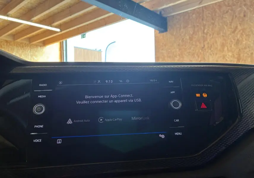 Tableau de bord noir de Volkswagen Polo 2022 avec écran tactile affichant App-Connect et commandes tactiles.