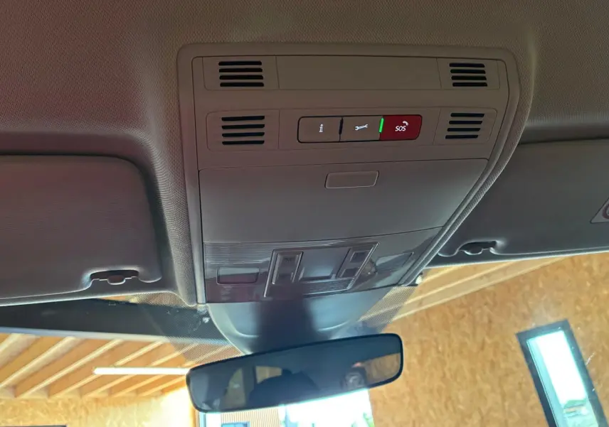 Vue intérieure du plafonnier avec commandes SOS et rétroviseur intérieur d'une Volkswagen Polo noire 2022.