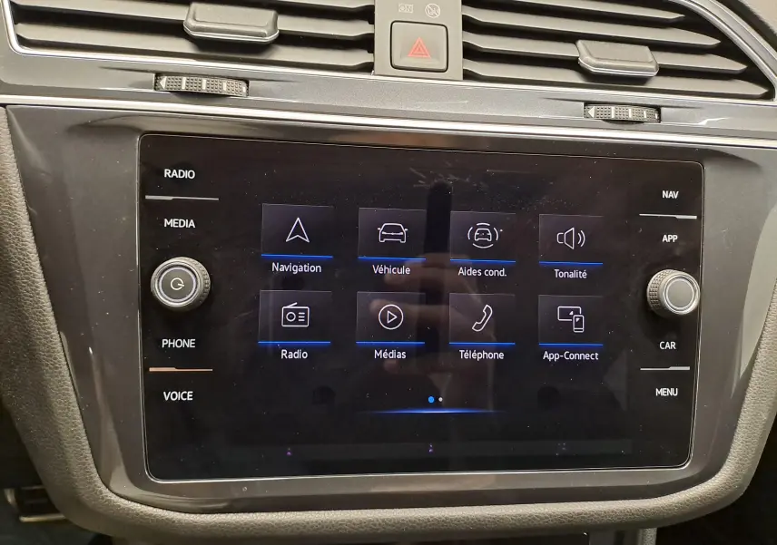 Écran tactile central du Volkswagen Tiguan Allspace 2023, affichant le menu principal avec options de navigation et médias.