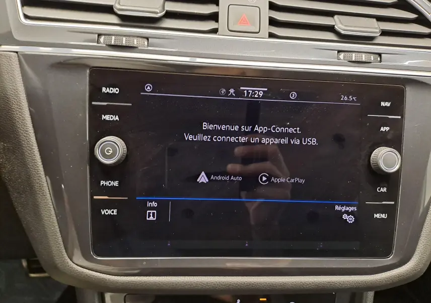 Écran tactile central du Volkswagen Tiguan Allspace 2023 affichant l'interface App-Connect avec commandes autour.