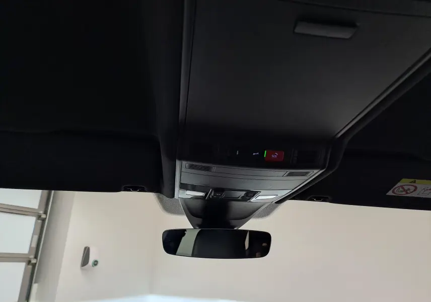 Vue intérieure du toit avec plafonnier et rétroviseur du Volkswagen Tiguan Allspace blanc pur 2023 R-Line.