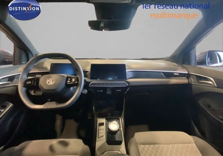 Vue intérieure avant du MG3 1.5 Hybrid 195ch Comfort 2024, tableau de bord moderne avec écran tactile central et volant multifonction.