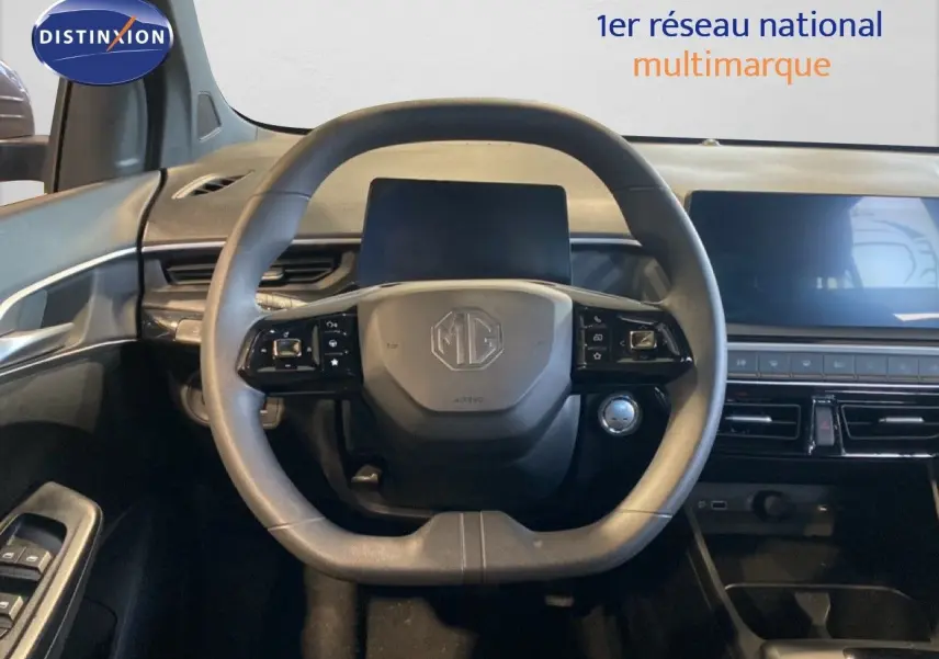 Vue intérieure centrée sur le volant multifonction du MG3 1.5 Hybrid 195ch Comfort, tableau de bord moderne noir.