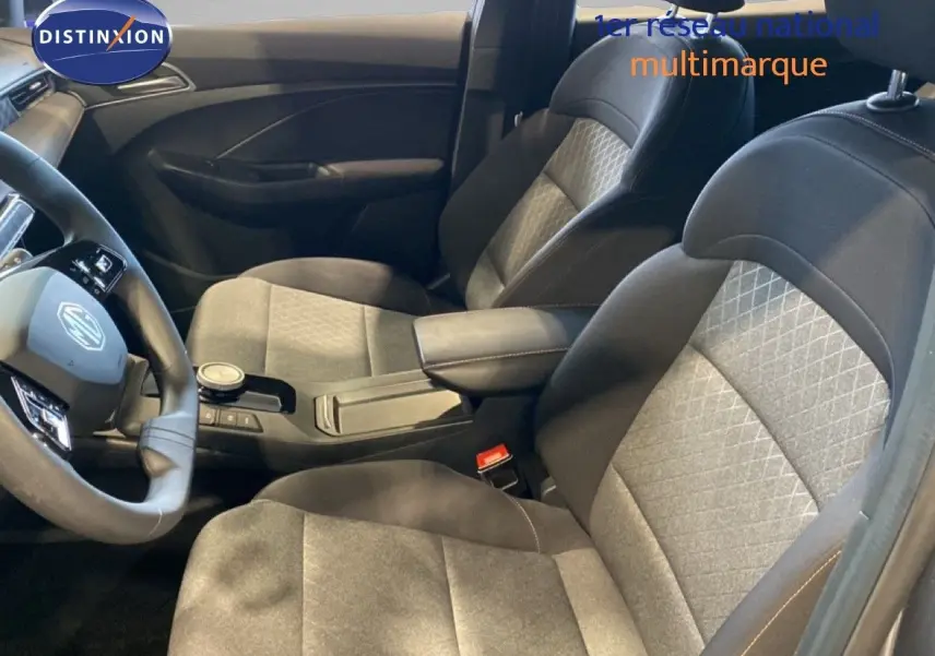 Vue intérieure côté conducteur du MG3 1.5 Hybrid 2024 avec sièges tissu gris noir et console centrale moderne.