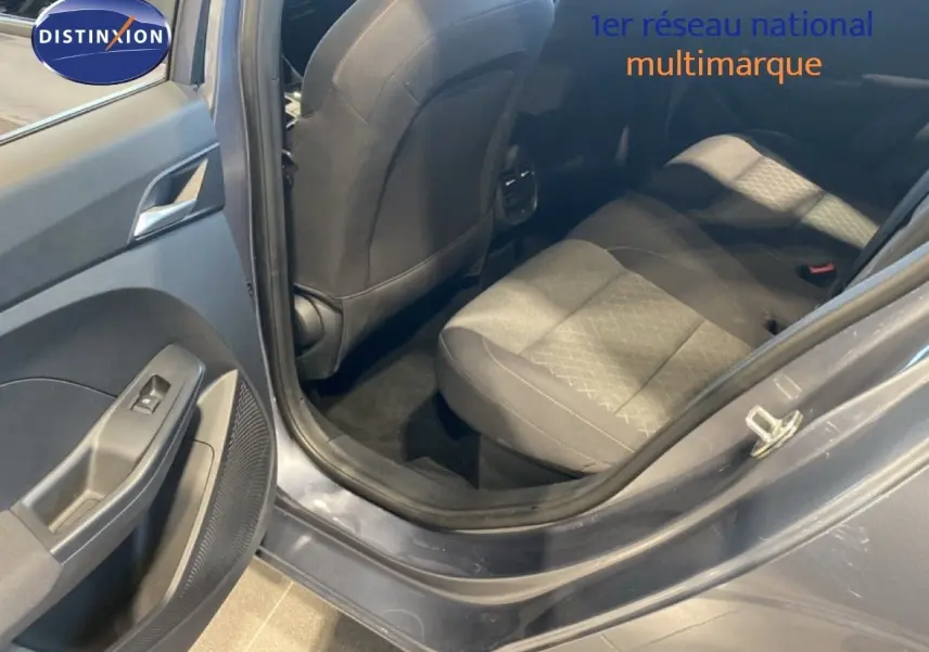 Vue intérieure côté arrière gauche de la MG3 1.5 Hybrid 195ch Comfort en gris Hampstead, montrant les sièges arrière et la portière ouverte.