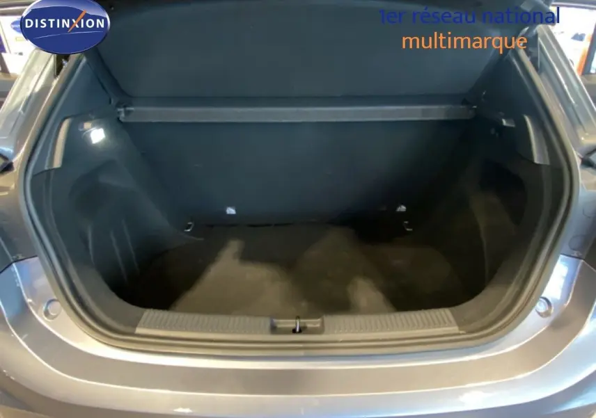 Coffre ouvert vu de l'arrière d'une MG3 1.5 Hybrid 195ch Comfort en gris Hampstead métallisé.