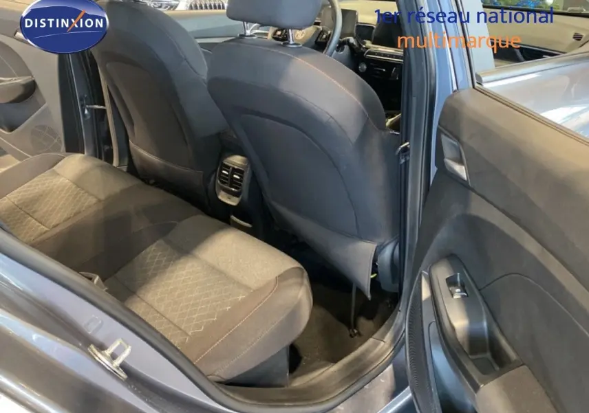 Vue intérieure arrière côté droit du MG3 1.5 Hybrid 195ch Comfort en gris Hampstead, montrant les sièges et la portière ouverte.