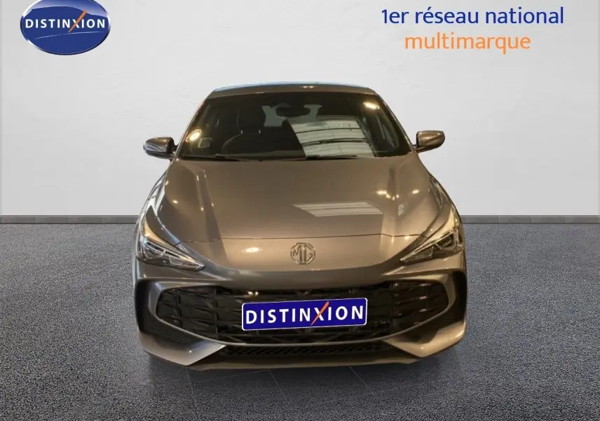 Vue frontale d'une MG3 1.5 Hybrid 195ch Comfort en gris Hampstead métallisé, avec calandre noire et logo MG visible.