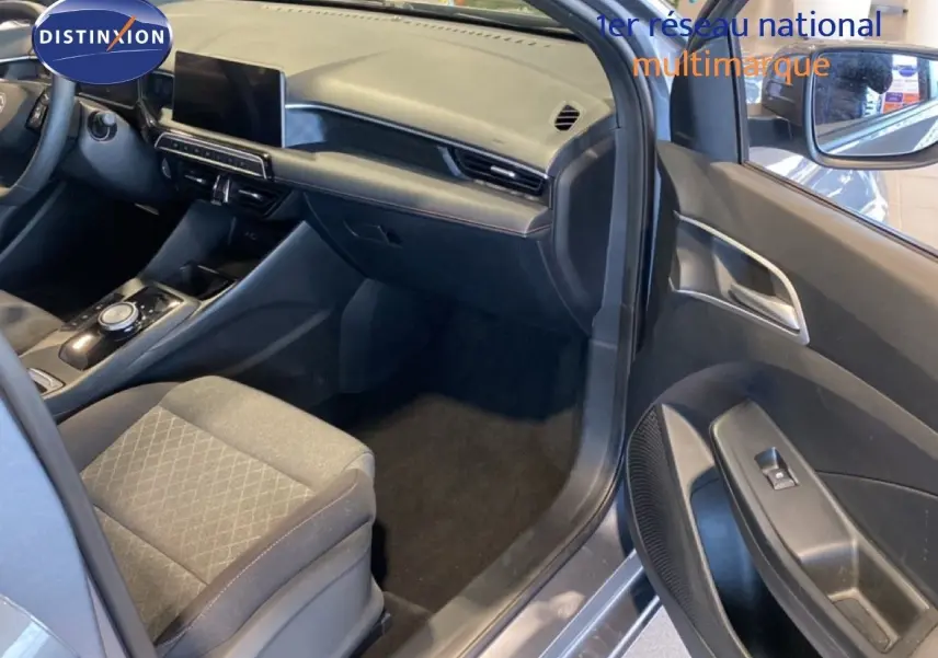 Vue intérieure côté passager de la MG3 1.5 Hybrid 195ch Comfort 2024 en gris Hampstead, avec tableau de bord moderne.