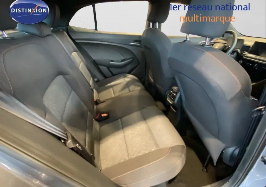 Vue intérieure arrière côté gauche du MG3 1.5 Hybrid 2024 en tissu gris avec surpiqûres orange et sellerie bi-matière.
