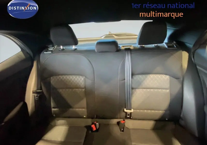Vue intérieure arrière des sièges arrière en tissu gris noir du MG MOTOR MG3 1.5 Hybrid 195ch Comfort 2024.